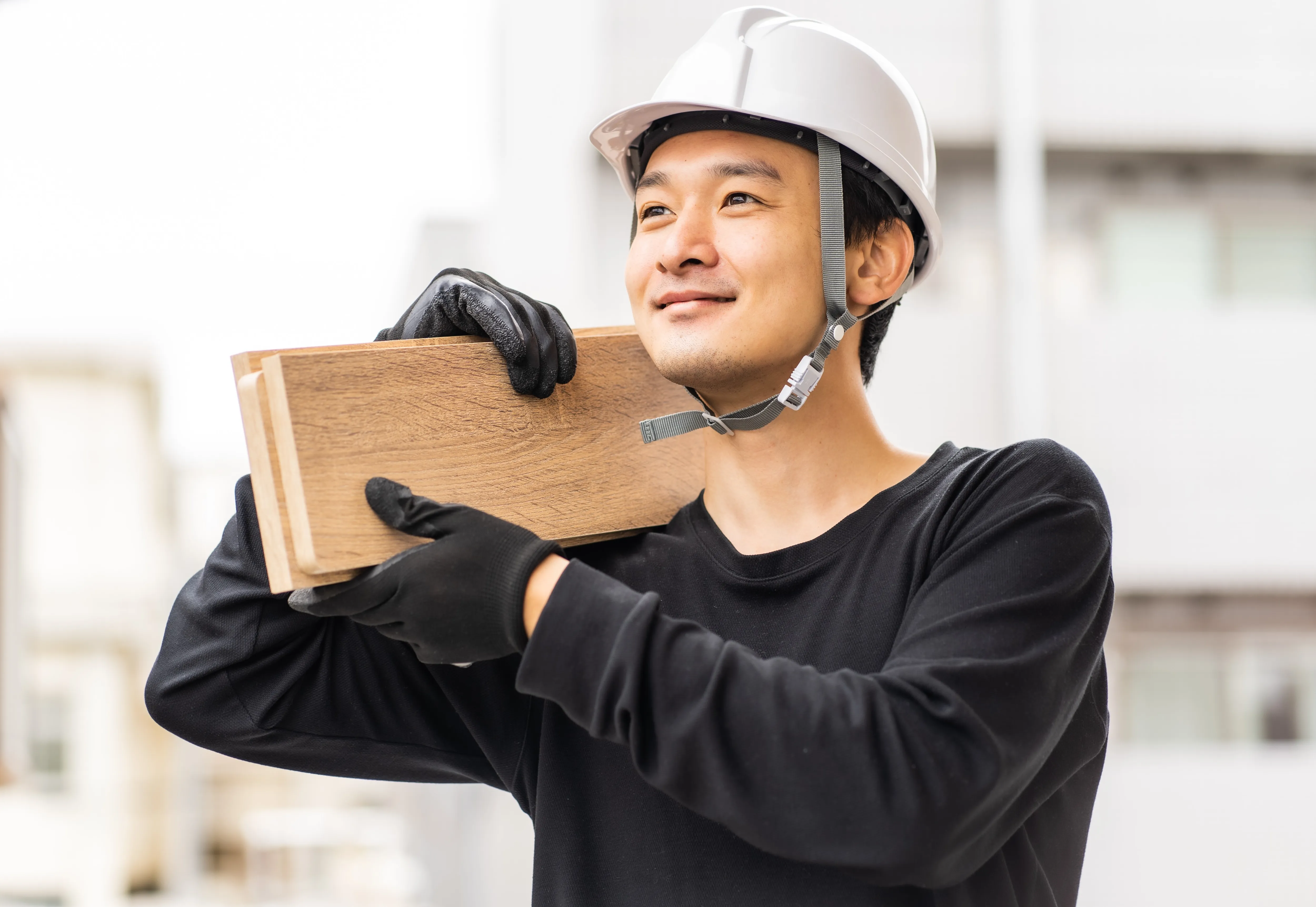 作業場に整然と積まれた木材