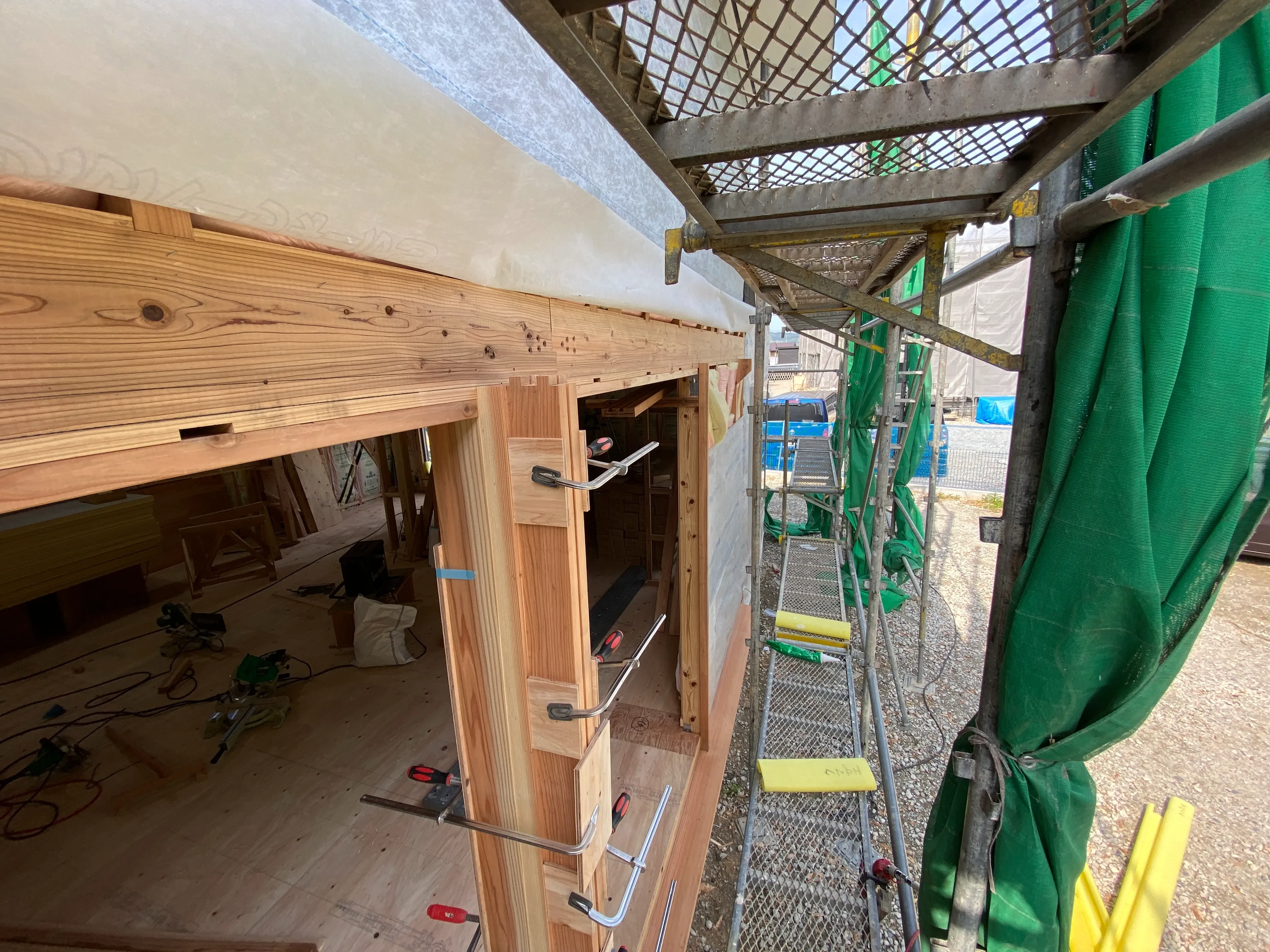 木造住宅の架構とクランプで固定する現場施工