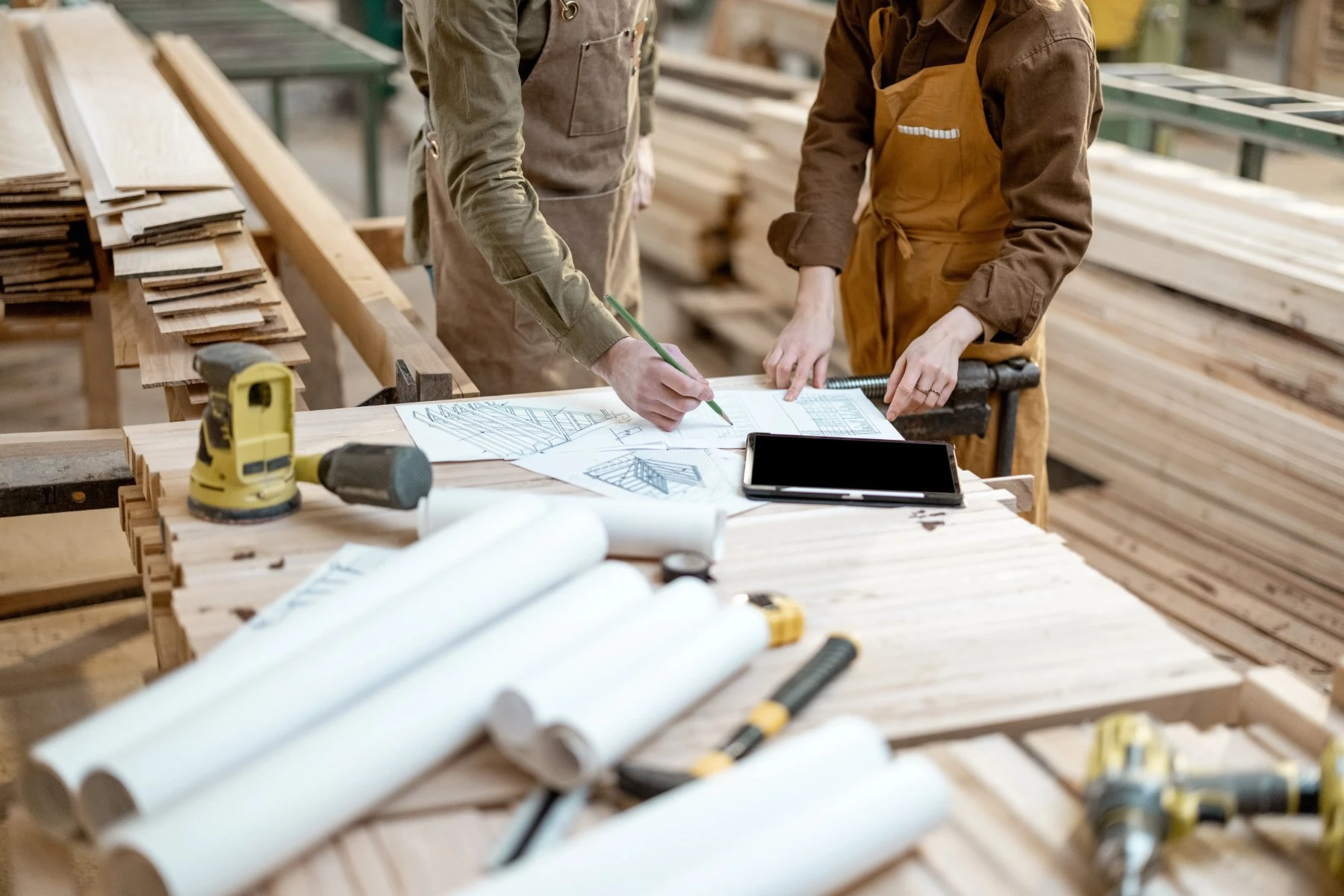 各専門業者と連携して建築を進める作業場