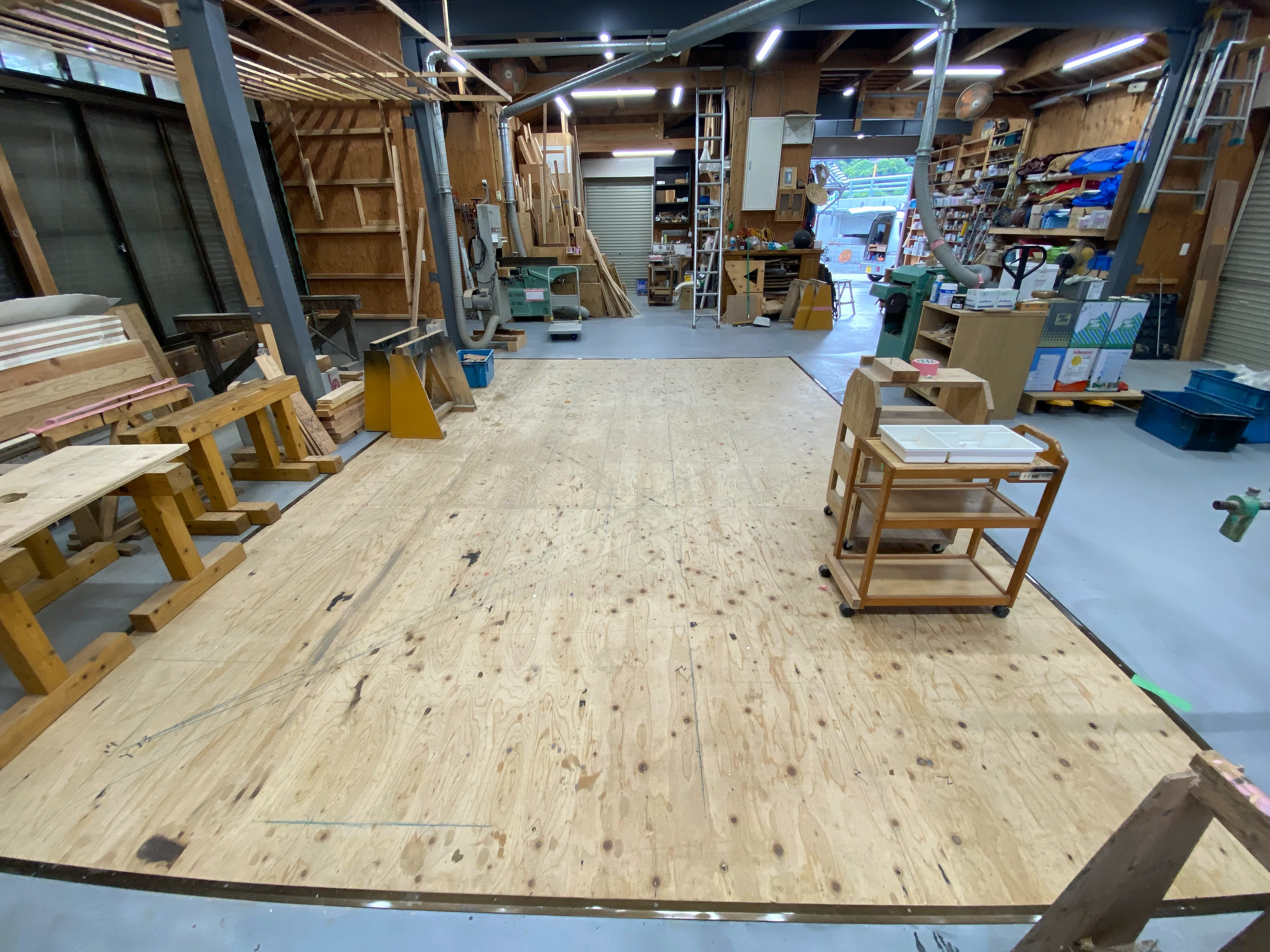 くまがえ工務店の作業場で木造建築の仕事に向き合う