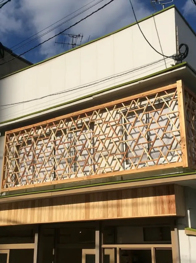 福岡県北九州市｜幾何学模様のファサード飾り格子（10/10）